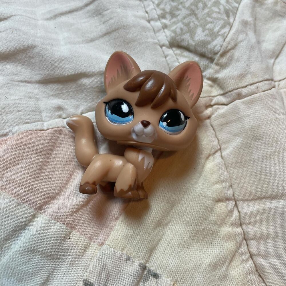 littlest pet shop sportiest brown fox with blue teardrop eyes y2k